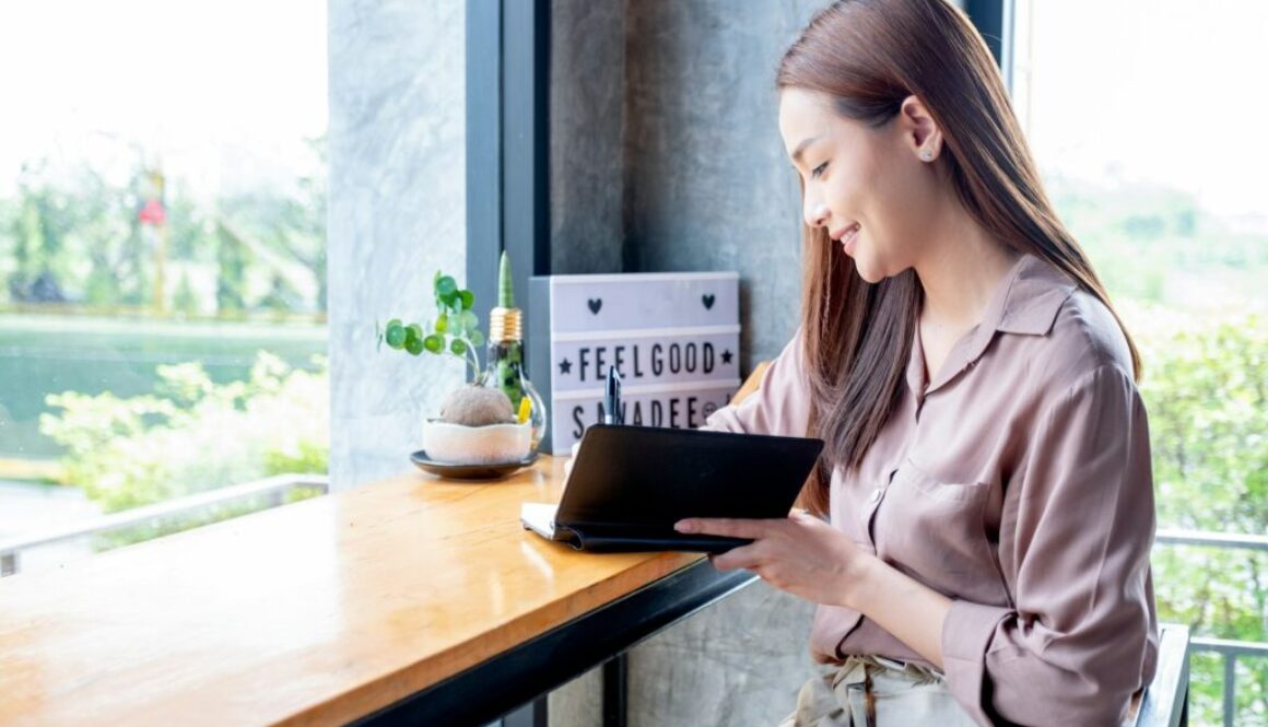 Kombination aus Holz und Metall – Schreibtische im Materialmix