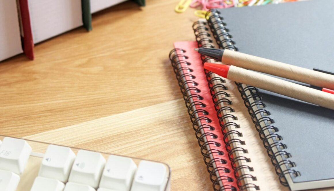 Holztische mit Stauraum – Praktische und stilvolle Lösungen