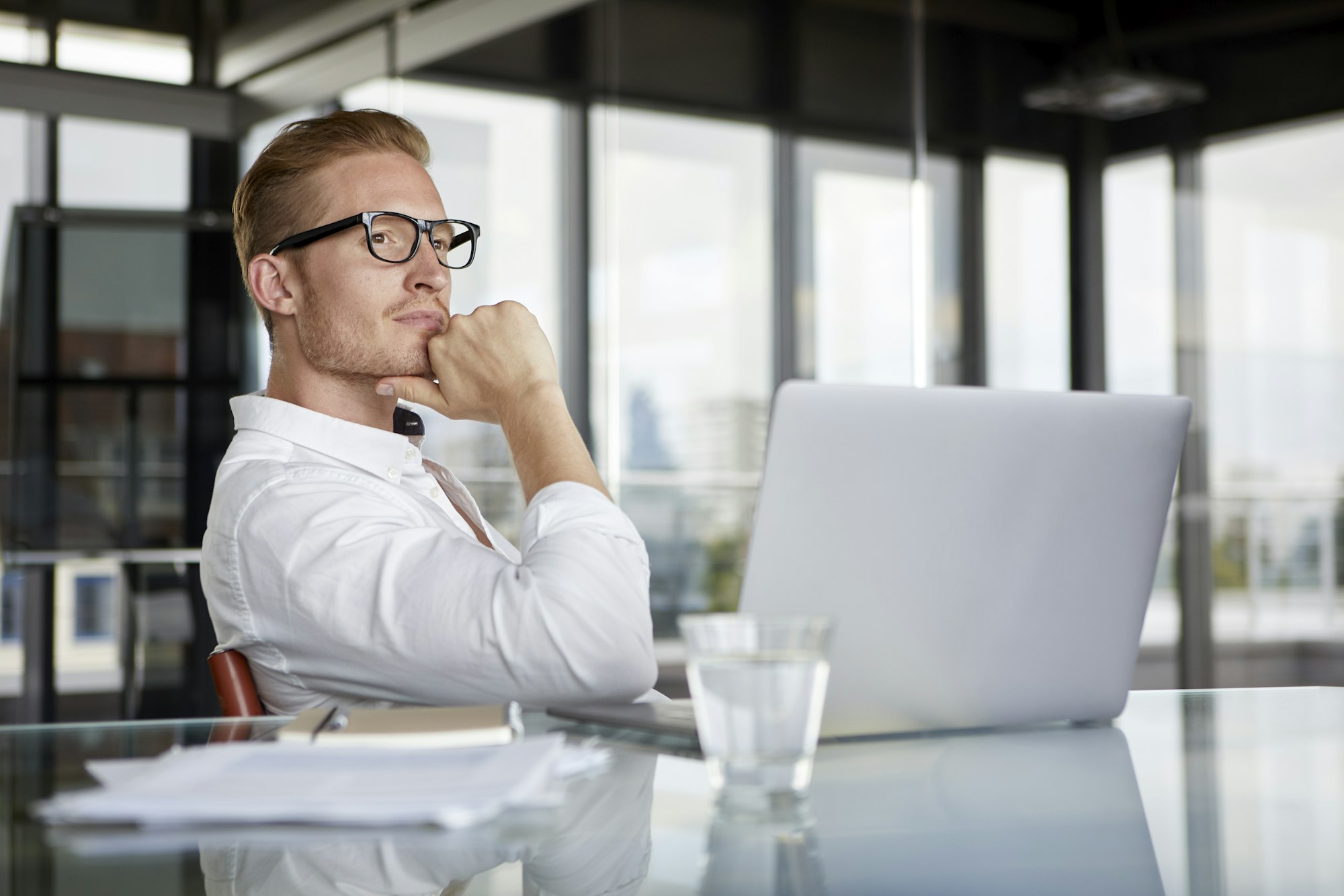 Glas als Material im Büro – Vorteile und Nachteile für Schreibtische Glas als Material im Büro – Vorteile und Nachteile für Schreibtische