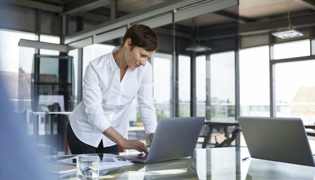 Glas-Tische mit Metallrahmen – Stabilität trifft Eleganz