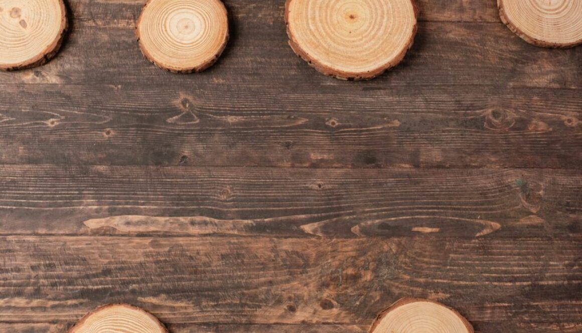 Pflege und Reinigung von Holztischen – So halten Sie Ihren Tisch schön