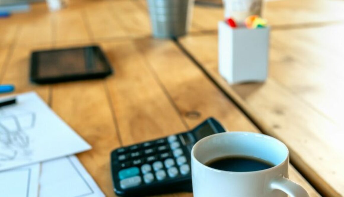 Schreibtische und das Zubehör, das Ihre Produktivität steigert