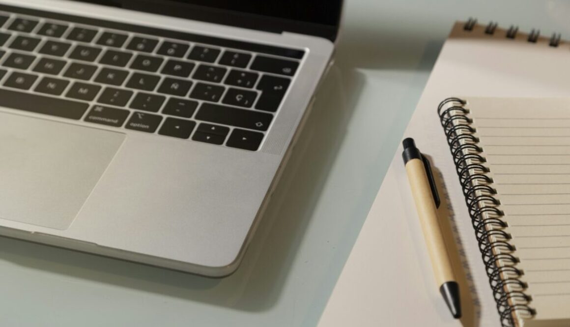 Glasdesks mit Höhenverstellung – Flexibilität im Büroalltag