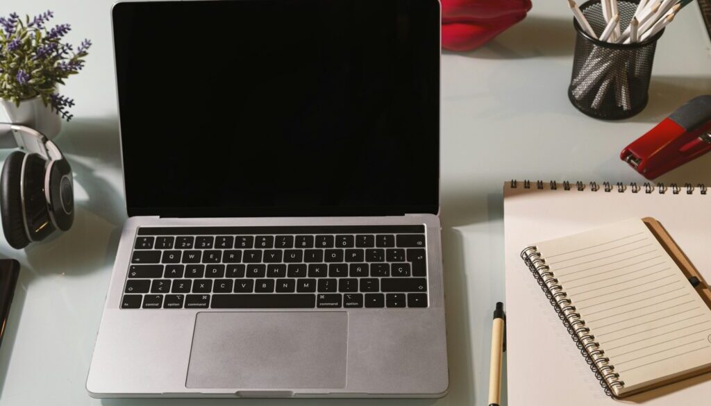 Kombination aus Glas und Holz – Schreibtische im Materialmix